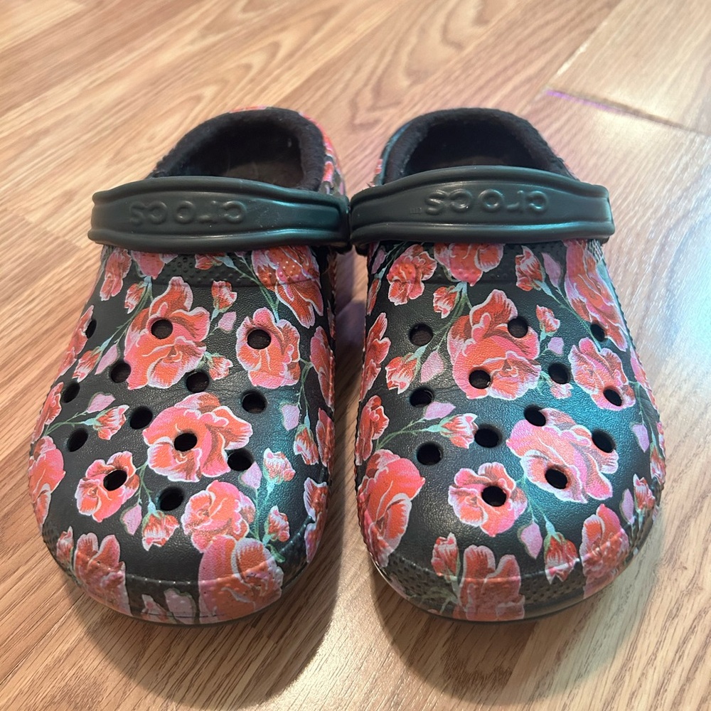 Rose patterned fleece lines crocs w6